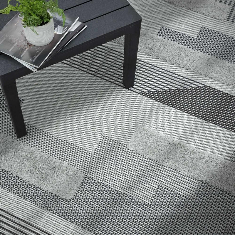 Geometric Print Outdoor Rug - Black & Grey