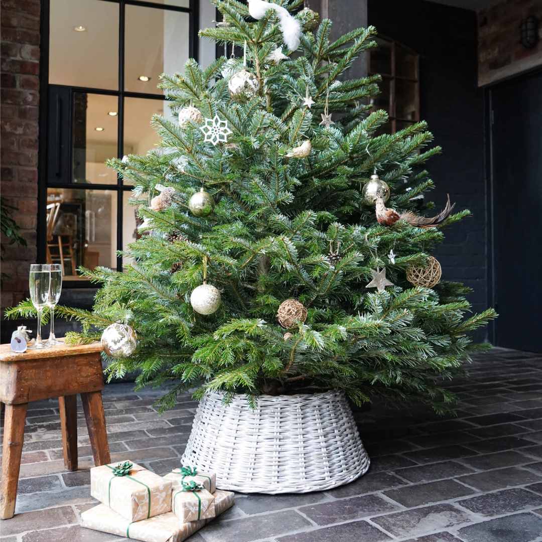 White Round Woven Wicker Xmas Tree Skirt